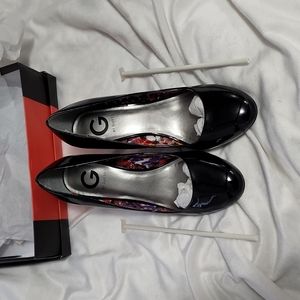 G by guess black pumps